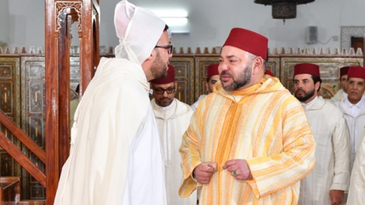 Mustapha Faouzi échangeant avec le roi Mohammed VI, au terme du prêche qu'il a énoncé lors de la prière du vendredi.
