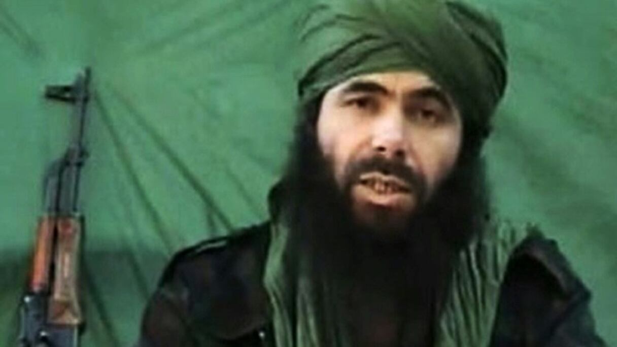 Le leader d'Al Qaïda au Maghreb islamique (AQMI), l'Algérien Abdelmalek Droukdal dans un lieu non identifié, le 26 juillet 2010.
