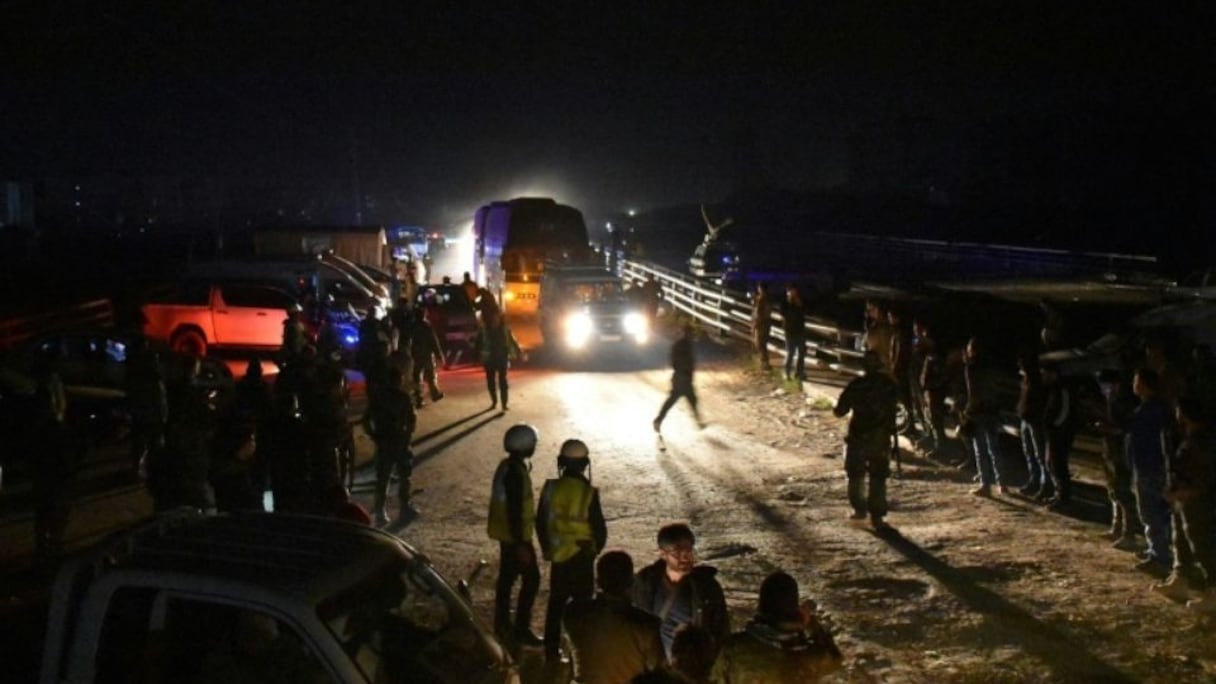 Des autobus évacuent des rebelles et leurs familles, près d'Alep, en Syrie.
