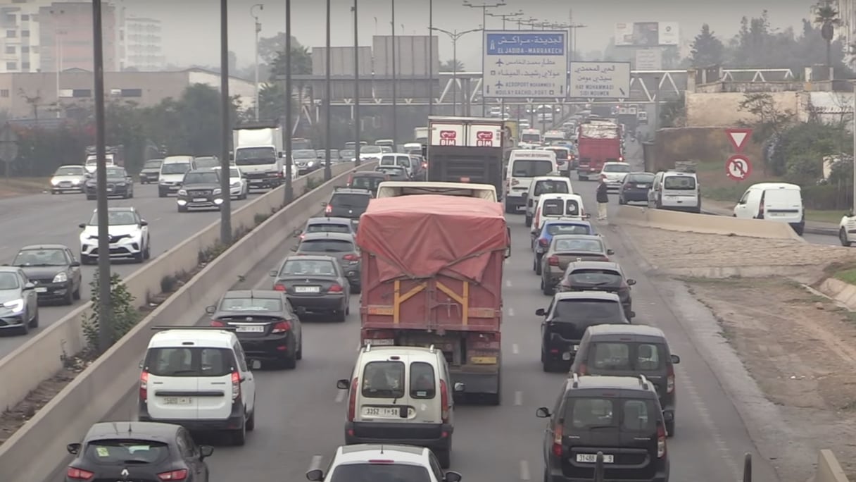 Un bouchon sur l'autoroute urbaine de Casablanca.
