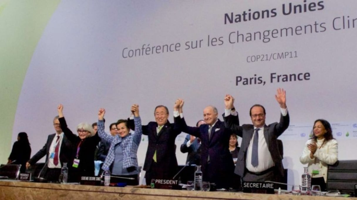 L'approbation par consensus de l'accord de Paris, le 12 décembre 2015.
