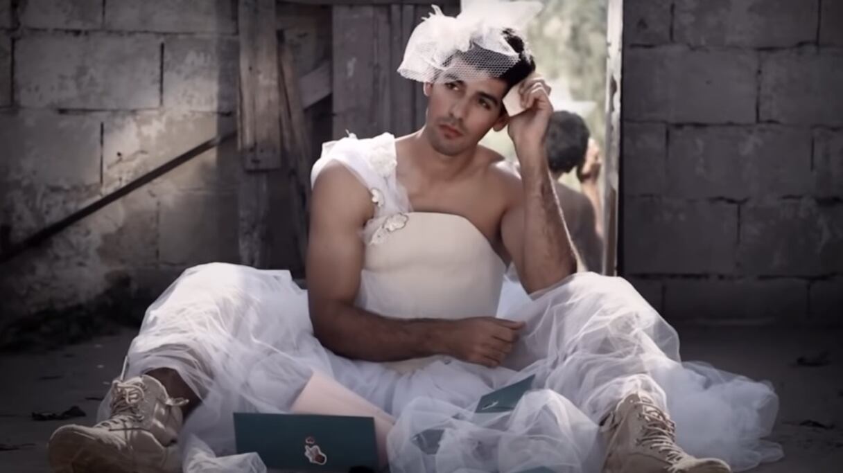 Capture d'image d'une scène d'un clip vidéo de Mashrou' Leila, groupe de rock alternatif né à Beyrouth en 2008.  
