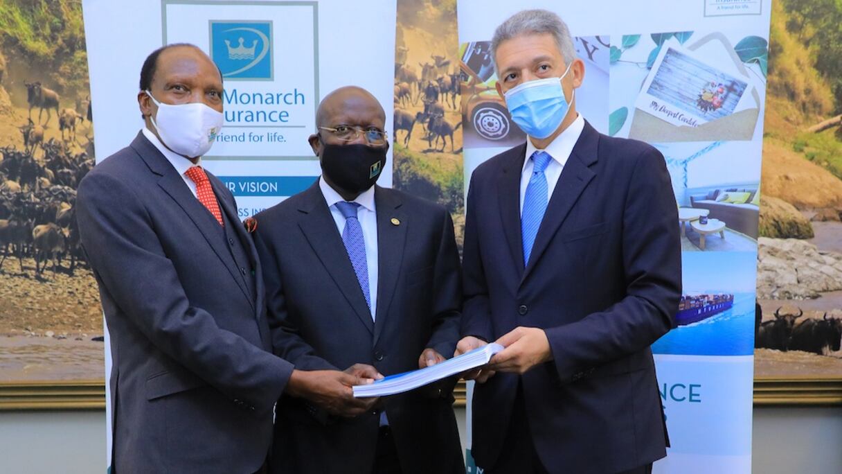 Lors de la signature de l’accord, le dimanche 23 mai à Nairobi. De g à d: Hon Jared Kangwana, PDG du groupe Kamu; Richard Omwela, président de Monarch Insurance et Mohamed Hassan Bensalah, PDG du groupe Holmarcom.
