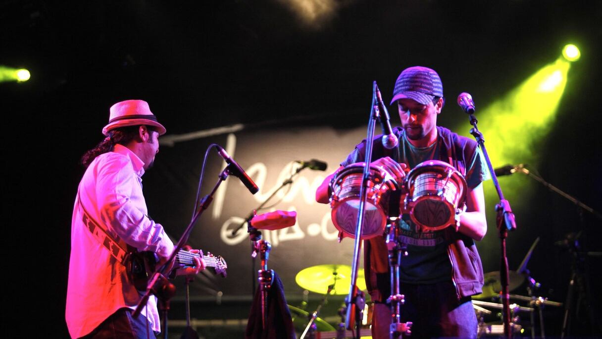 Barry met aussi la main au... tam-tam
