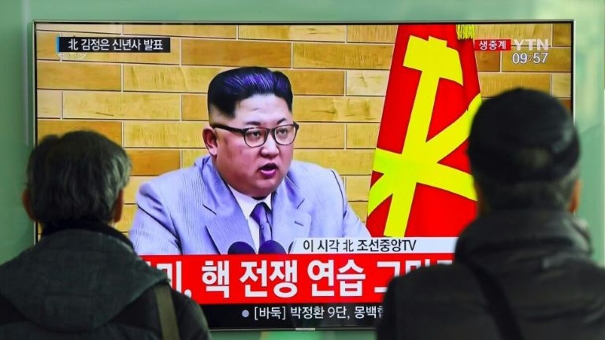 A Séoul, des passants regardent les vœux télévisés du leader nord-coréen, Kim Jong-Un, le 1er janvier 2018. 
