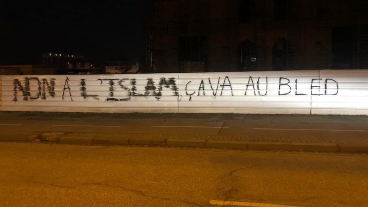 Le tag a été tracé sur la palissade du chantier de la Grande mosquée Bey Sultan, à Strasbourg.
