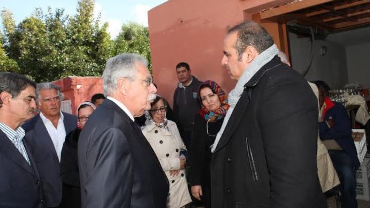 Tarik Kabbage, maire USFP d'Agadir, présentant ses condoléances à Saïd Zaidi, fils d'Ahmed Zaidi.