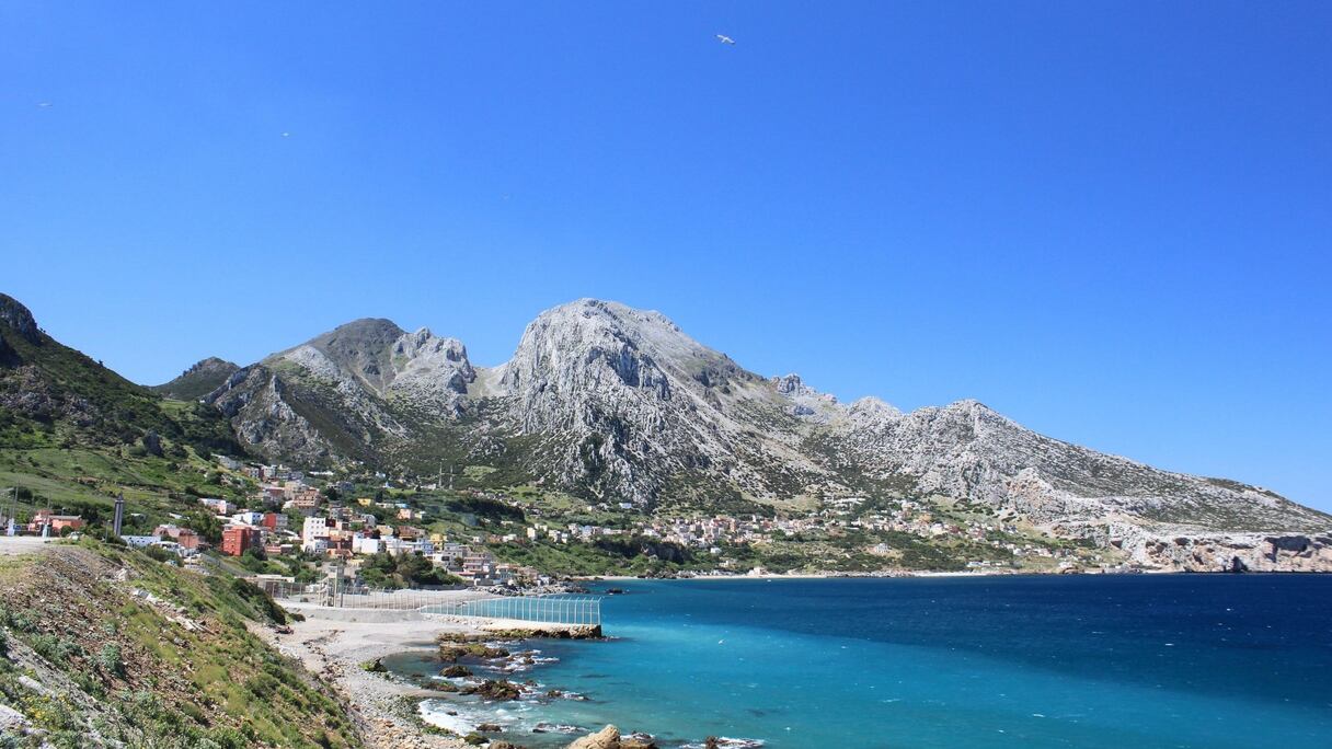 Le jbel Moussa (851 m d'altitude, dans le Rif, au-dessus du village de Belyounech). Depuis l'Antiquité, le jbel Moussa et le rocher de Gibraltar (jbel Tariq), sur la rive européenne, forment les Colonnes d'Hercule, les sommets des deux montagnes étant distants de 27 km. 
