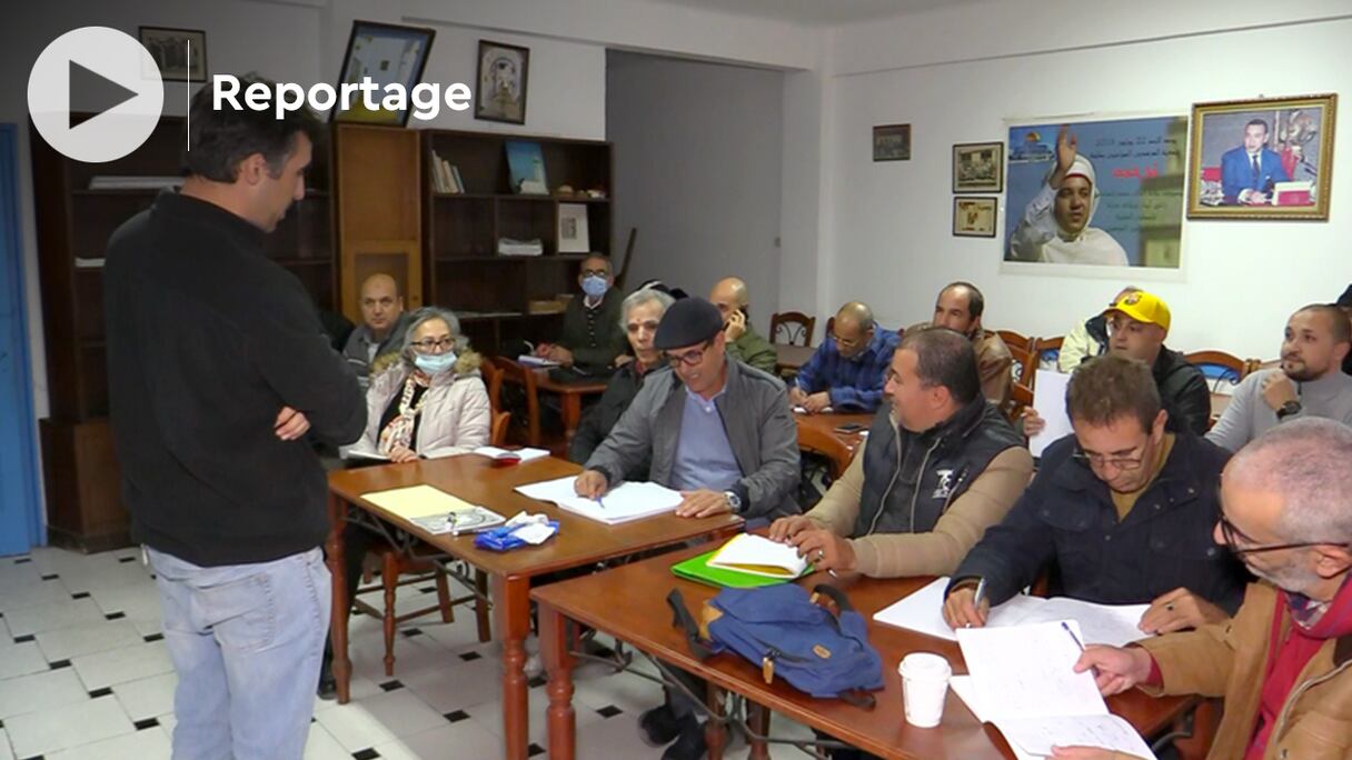 Des guides touristiques de Tanger, en cours d'hébreu, s'apprêtent à recevoir des touristes israéliens dans leur ville. 
