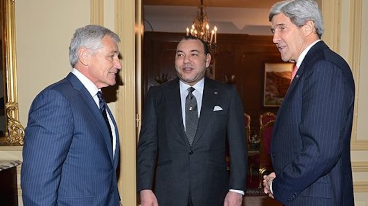 Lors d'une visite officielle aux Etats-Unis en novembre 2013, le roi Mohammed VI reçoit John Kerry, à cette époque secrétaire d'Etat (à droite) et le secrétaire d'Etat à la Défense, Chuck Hagel, à Washington (archives). 
