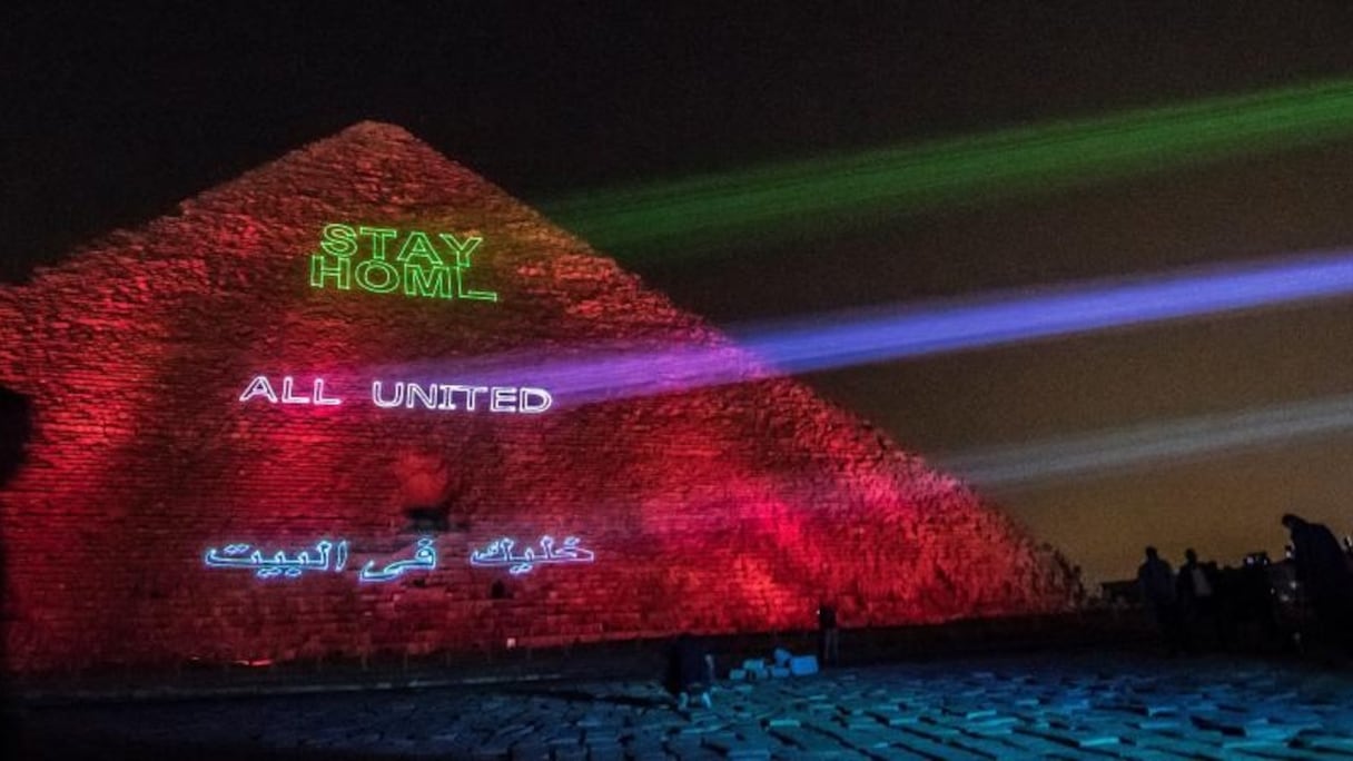 La pyramide s'est illuminée pour inciter les gens à rester chez eux et honorer ceux qui les protègent.
