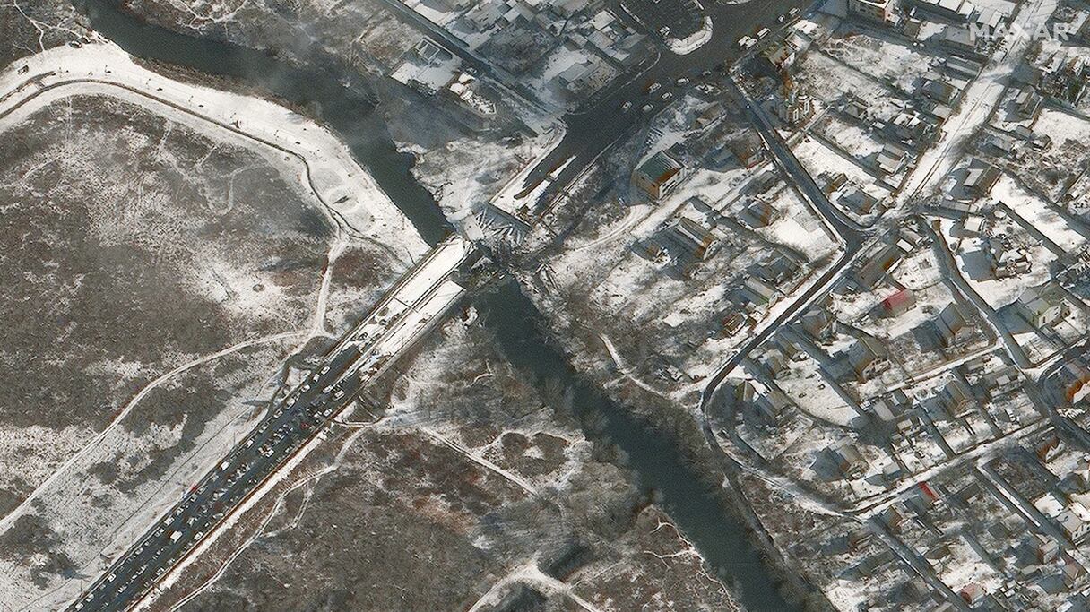 Cette image satellite prise et publiée le 8 mars 2022 montre un pont endommagé au-dessus de la rivière Irpin, à Irpin, en Ukraine, à l'ouest de Kiev.
