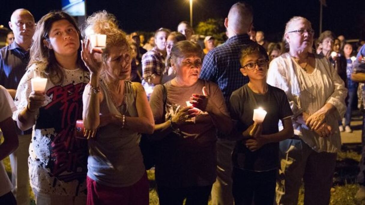 Des personnes se recueillent lors d'une veillée, après la fusillade une église de Sutherland Springs, le 5 novembre 2017 au Texas.
