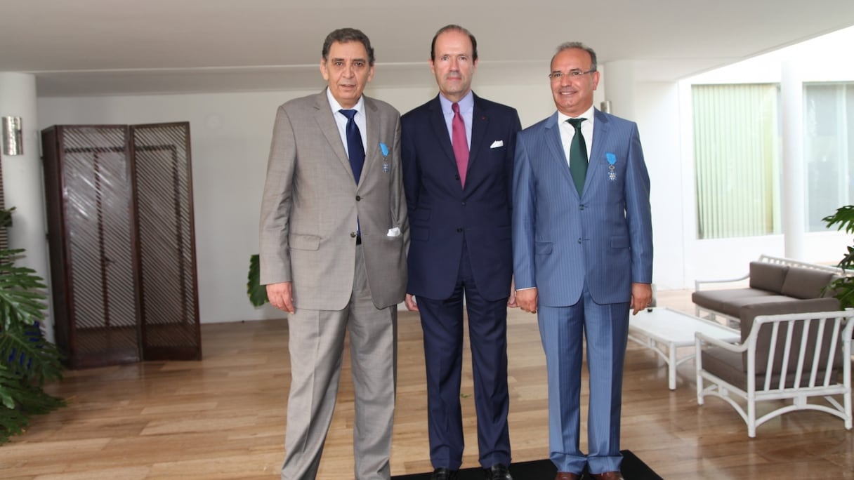 Moha Ouali Tagma (à gauche), avec l'ambassadeur de France à Rabat et Nabil Adghoghi du ministère des AE en juillet 2016.
