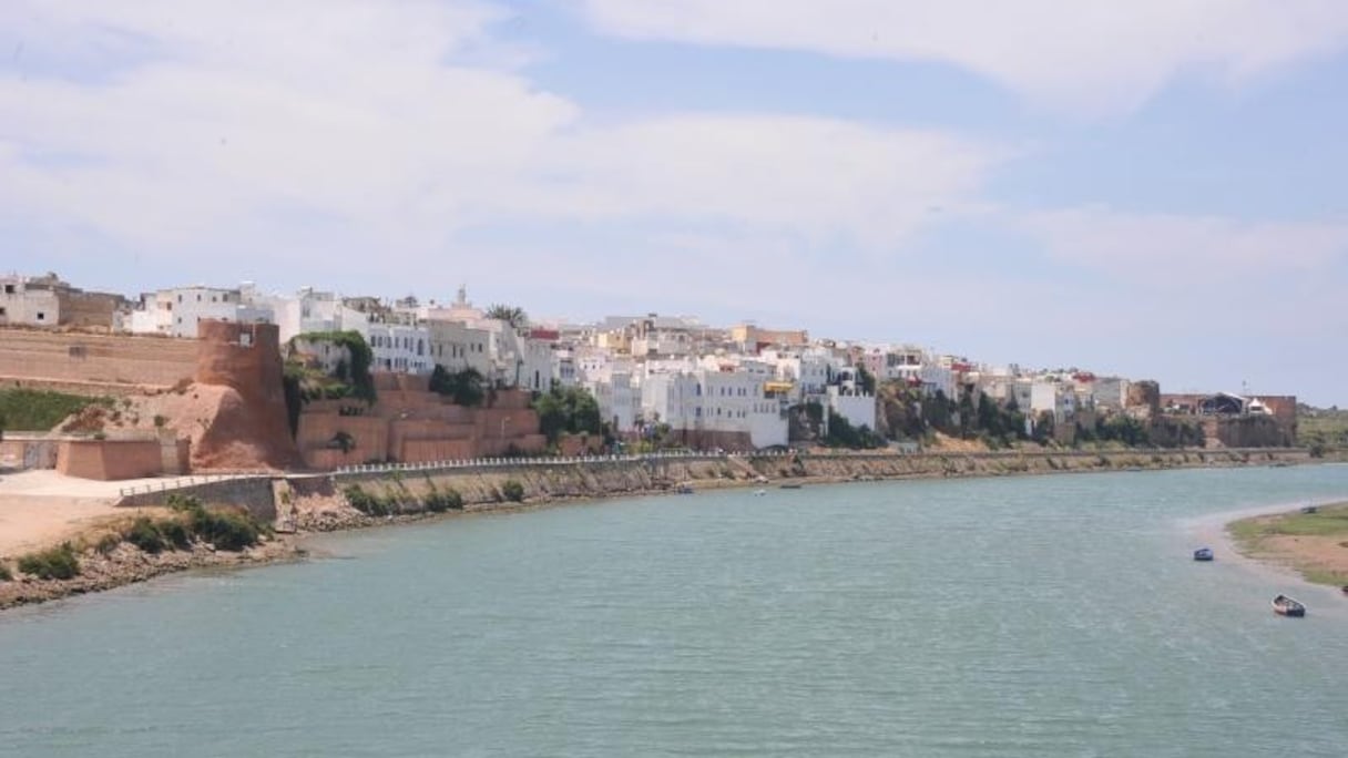 Azemmour (à 72 km de Casablanca). Ses remparts furent construits en 1513, suite à une incursion du duc de Bragance, Pair du Portugal, qui y débarqua avec 400 caravelles, 2.000 cavaliers et plus de 13.000 hommes. Idéalement située sur l'oued Oum Er-Rabia, la cité devint un port commercial. 
