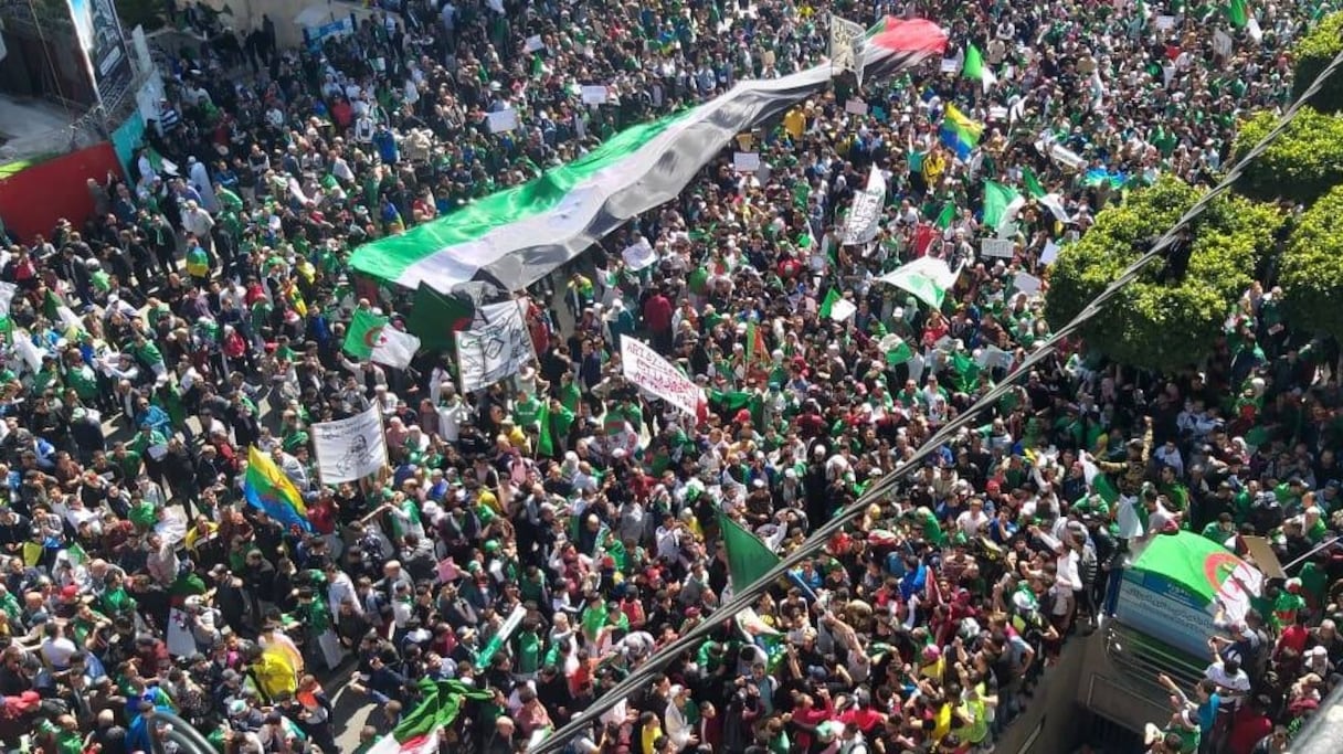 Des Algériens manifestent contre le général Gaïd Salah, le 29 mars à Alger.
