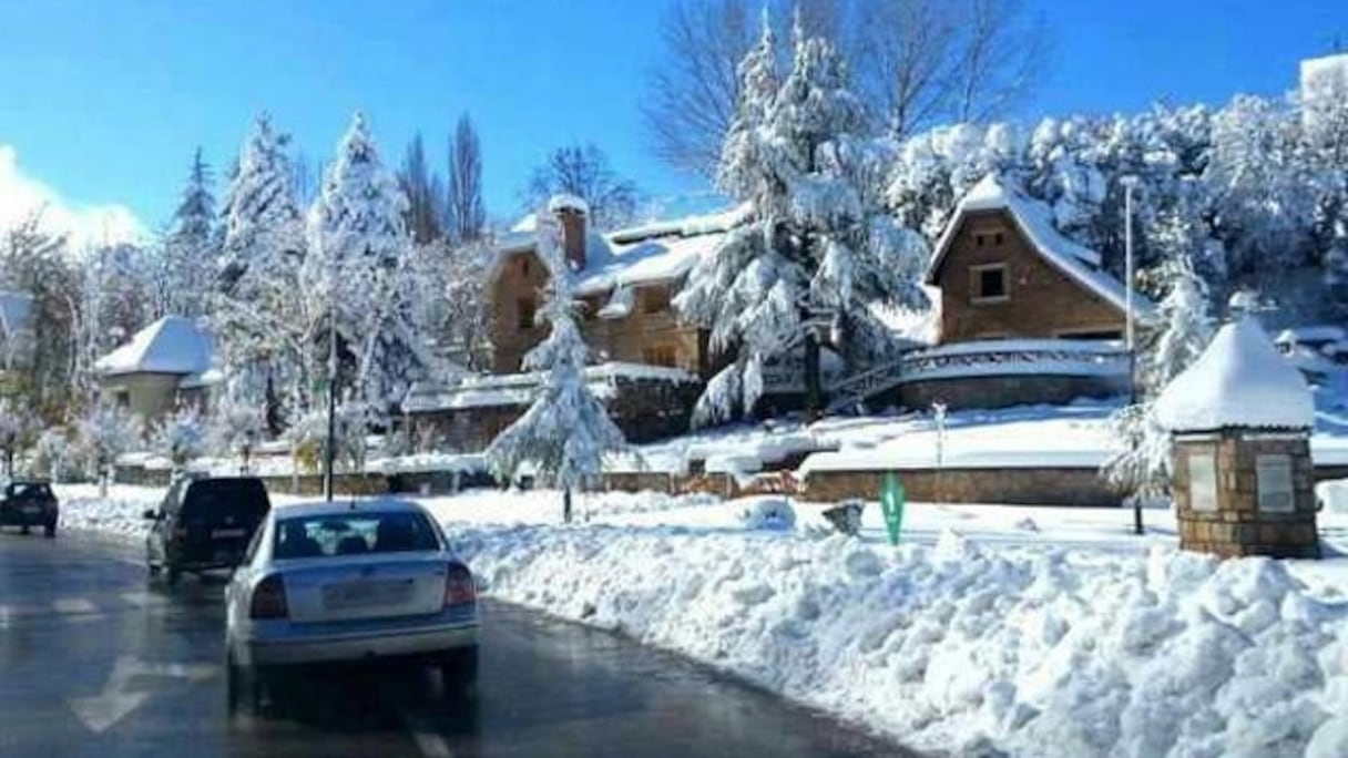 Ifrane recouverte d'un manteau de neige.
