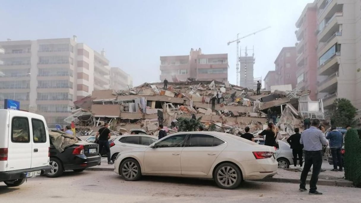 Des bâtiments se sont effondrés dans la ville d'Izmir. 
