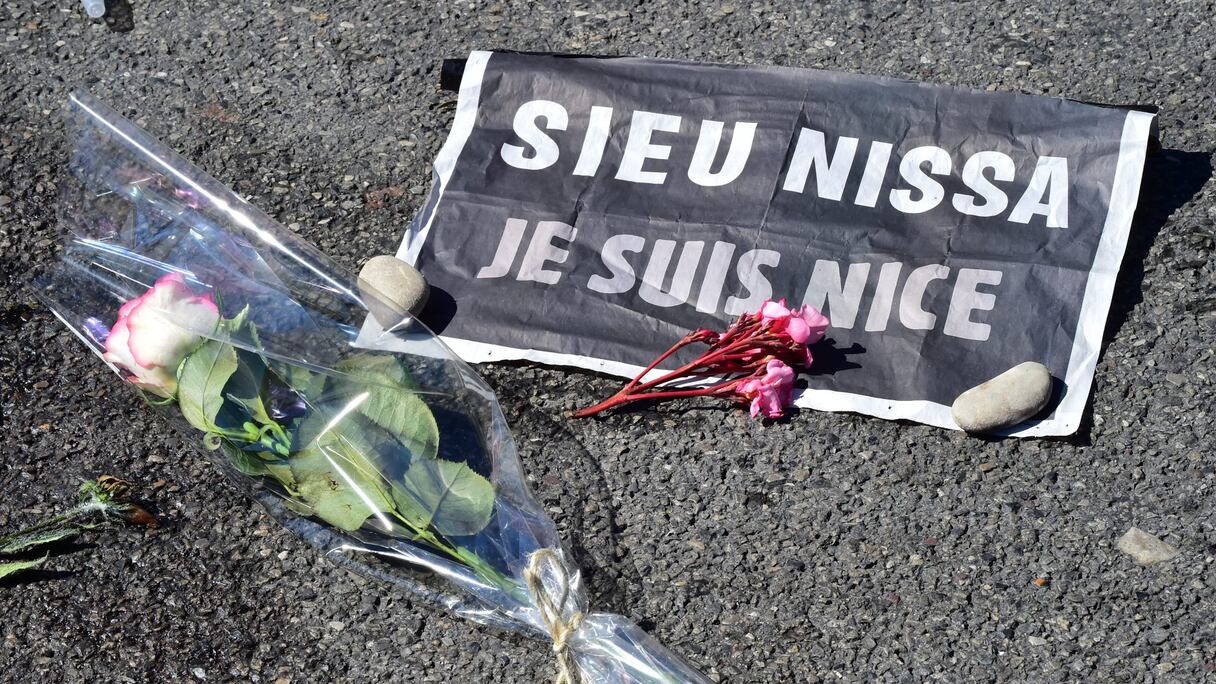 Une affiche en hommage au victimes de l'attentat de Nice.
