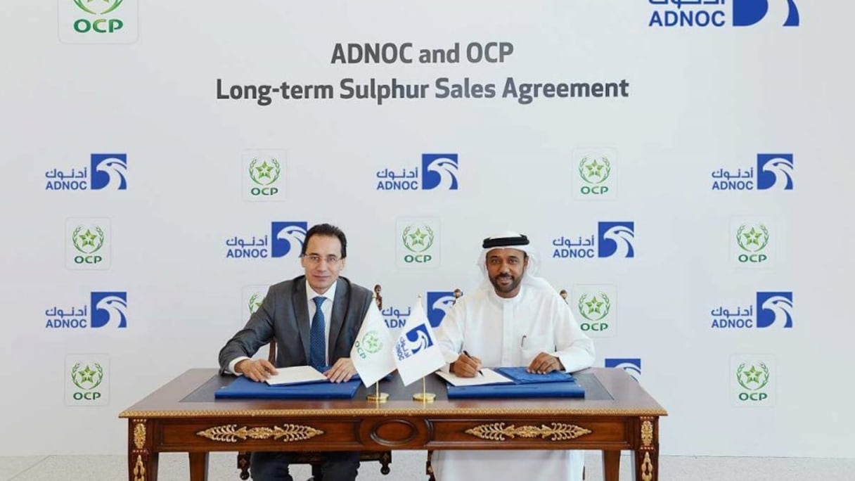 Mustapha El Ouafi, directeur général adjoint de l'OCP et Abdulla Salem Al Dhaheri, directeur marketing et commercial d'ADNOC.
