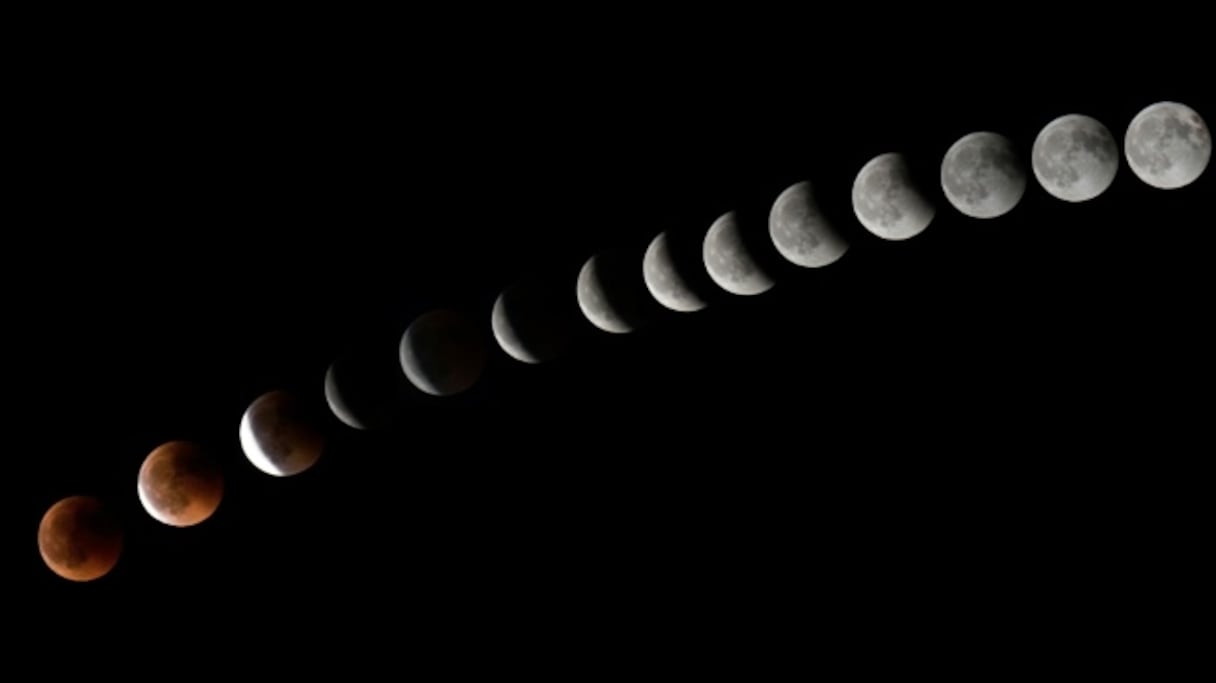 La lune rouge entre les statues d'Apollon et d'Hera, à Athènes, le 27 juillet 2018.
