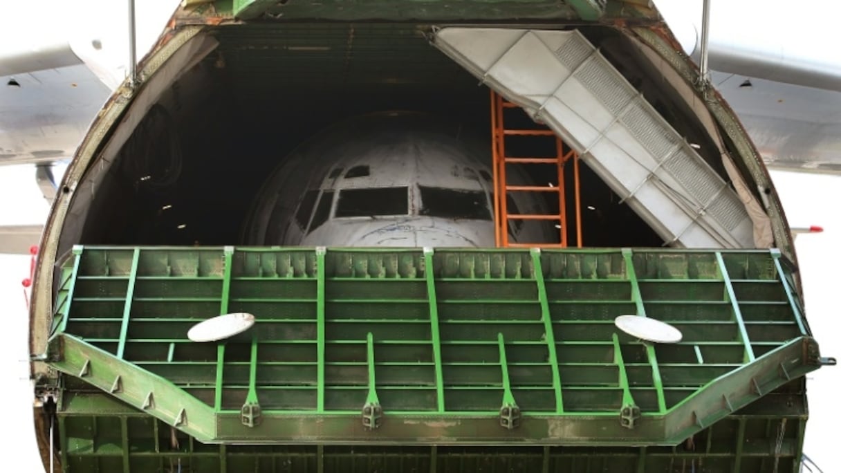 Le vieux Boeing 737-200 Landshut à bord d'un avion cargo Antonov à son arrivée à l'aérport de Friedrichshafen, le 23 septembre 2017 en Allemagne.
