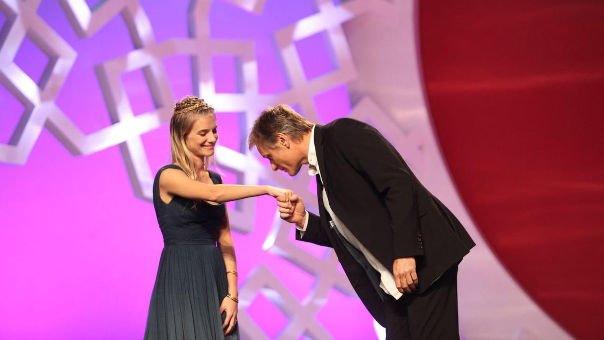 L'acteur a remercié par un galant baise-main Mélanie Laurent qui l'a accueilli sur scène, sous les acclamations d'un public qui lui a offet une standing ovation. 
