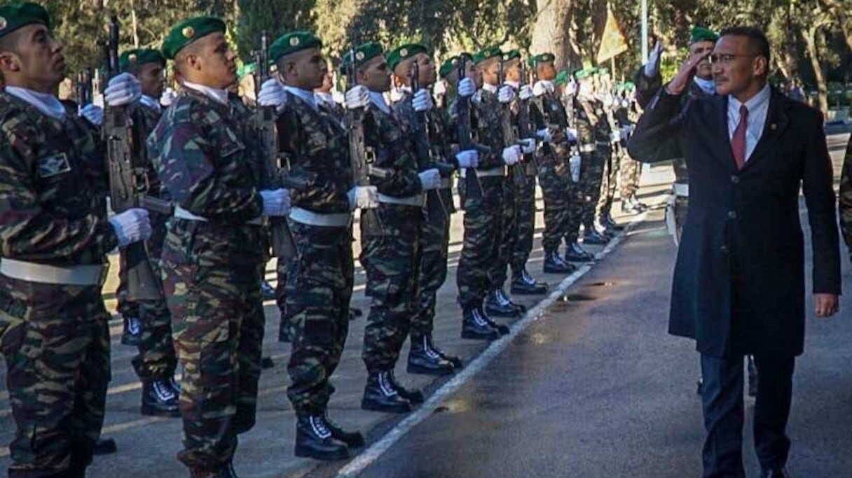 Le ministre malaisien de la Défense salué par la Brigade d'infanterie de parachutiste.
