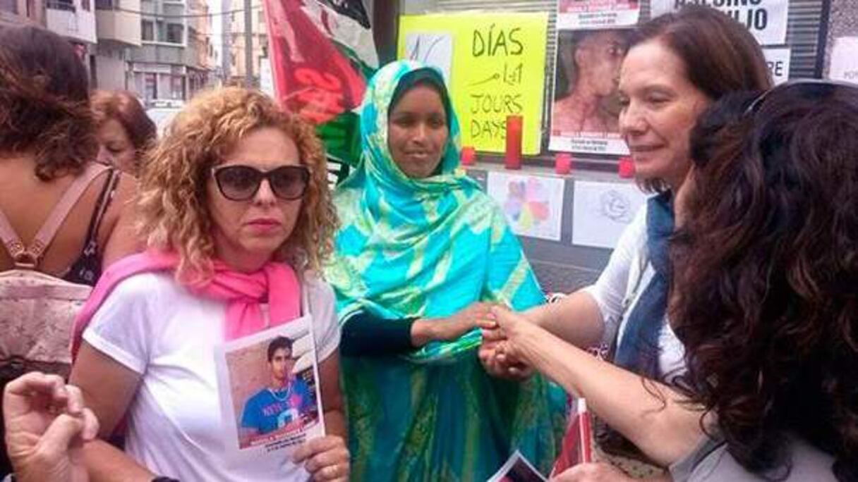 Takbar Haddi, mère de feu Lamine Haïdallah, en sit-in depuis mai dernier devant le consulat du Maroc à Las Palmas, aux ïles Canaries.
