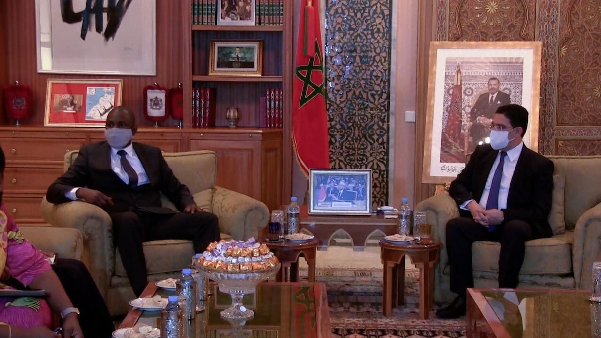 Le colonel Assimi Goïta, vice-président malien avec le ministre des Affaires étrangères, Nasser Bourita.
