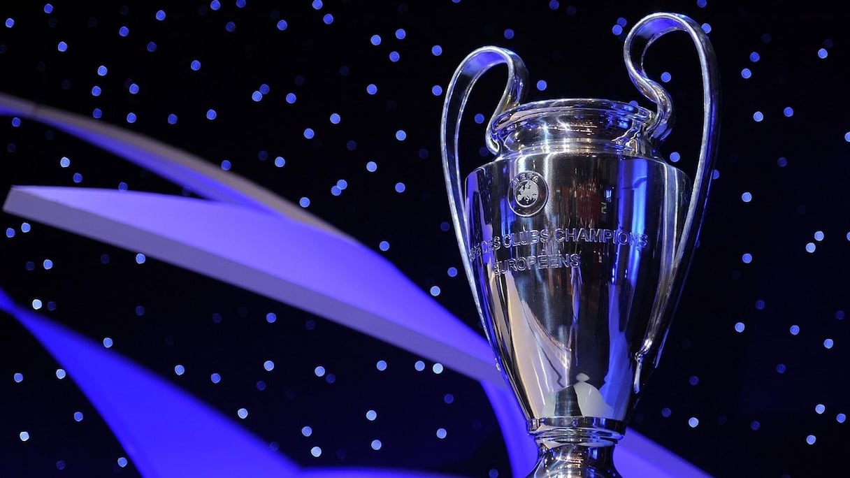 Le trophée de la Ligue des Champions de l'UEFA.
