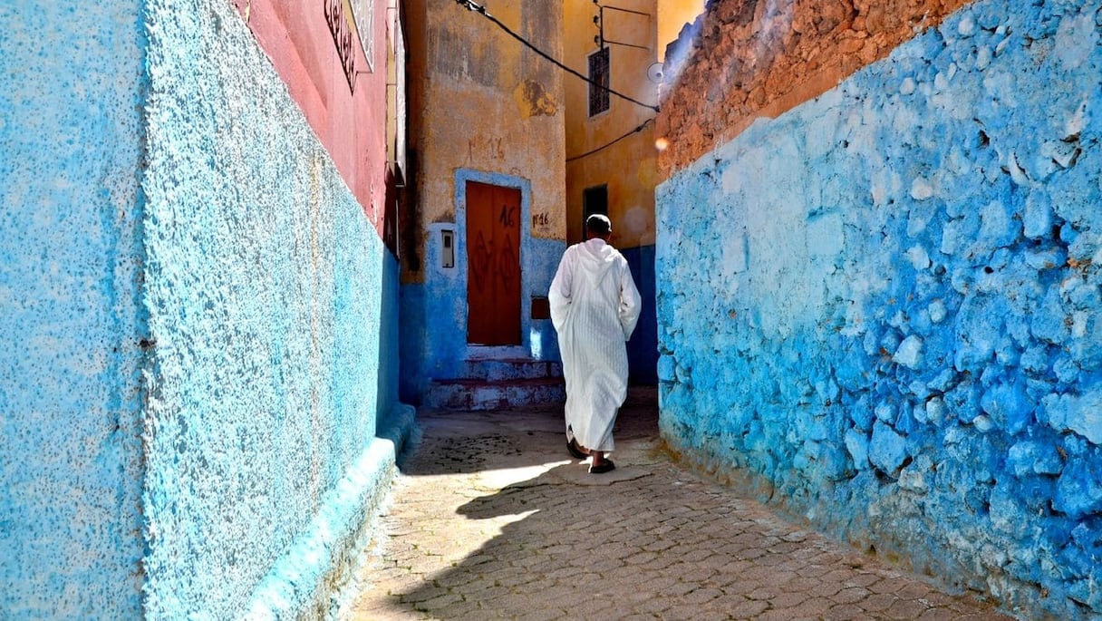 Le village Bhalil est situé à 40 km au sud de Fès. 
