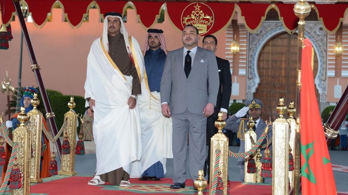 L'émir du Qatar, Cheïkh Tamim Al Thani, accueilli par le roi Mohammed VI, le 7 décembre 2013, à la place du Méchouar au palais royal de Marrakech.
