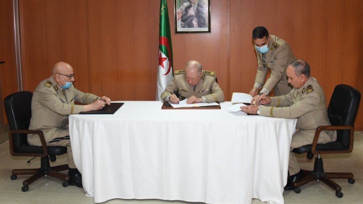 Le général Medjdoub Kehal (à droite) nommé, le 14 mai dernier, chef du renseignement extérieur, passe aujourd’hui à la tête du renseignement intérieur algérien.
