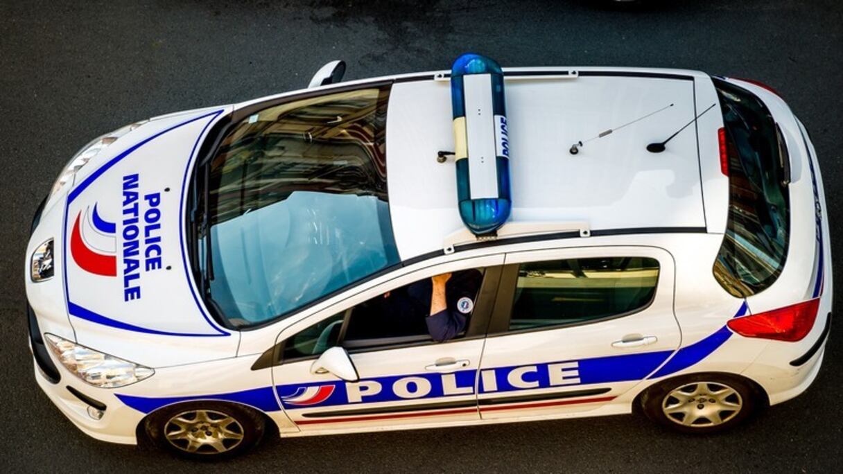 Un important dispositif policier déployé autour du logemet où la prise d'otages a eu lieu.
