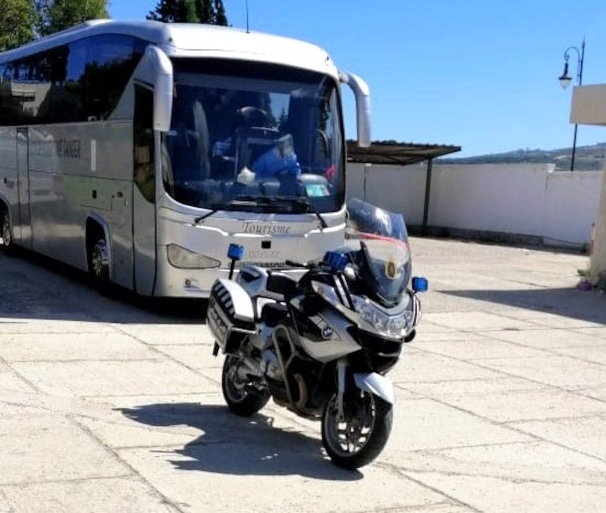 Les forces de l'ordre sont mobilisées pour le transfert des cas positifs au Covid-19 de Tanger vers l'hôpital militaire de Benslimane.
