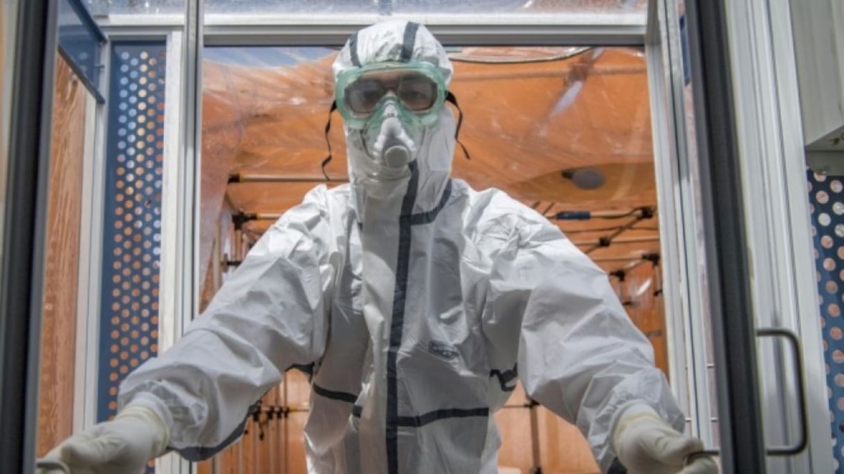 Un membre de l'équipe médicale de l'hôpital militaire de Rabat, le 15 avril 2020.
