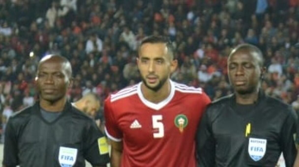 Medhi Benatia avec deux arbitres, lors de son dernier Maroc-Cameroun.
