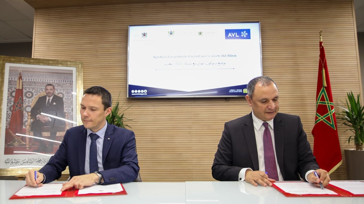 Jean-Marc Boulard, directeur général d'AVL Maroc & France (à gauche), et Ryad Mezzour, ministre de l’Industrie et du Commerce, signent un protocole d'accord pour externaliser des activités d'ingénierie et de R&D, le 19 décembre 2022, à Rabat. 
