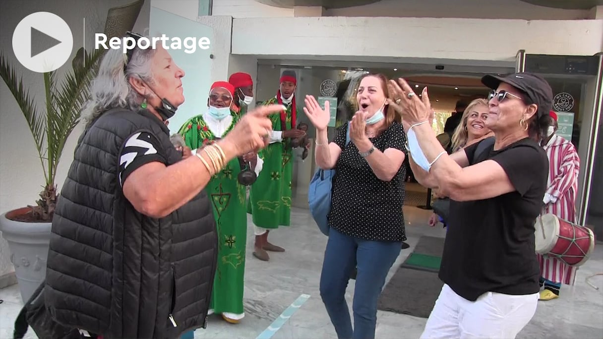 De premiers touristes israéliens célèbrent leur arrivée à Agadir dans la joie et la bonne humeur, le 23 octobre 2021. 
