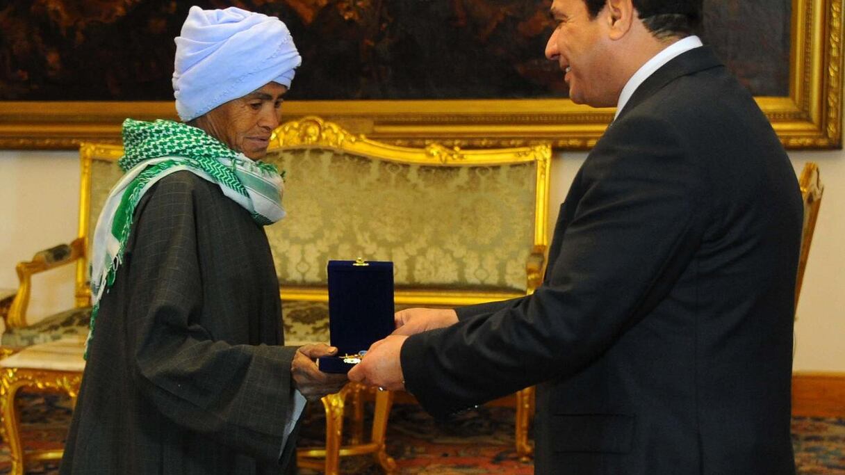 Le président égyptien Abdel Fattah al-Sissi a reçu, à l'occasion de la fête des mères, dimanche, Sisa Abou Daooh, une femme qui aura passé 43 ans déguisée en homme pour survivre.  
