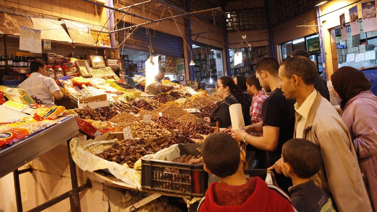 Les familles préparent la fête qui les réunit déjà autour de succulentes pyramides de dattes charnues, fruits confits mordorés, d'amandes et de raisins de corinthe.  

