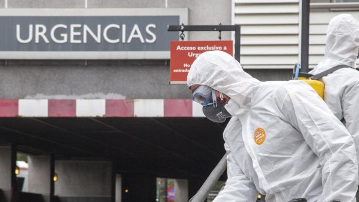 Des militaires espagnols désinfectent les escaliers devant les urgences d\'un hôpital à Gijon, le 18 mars 2020.
