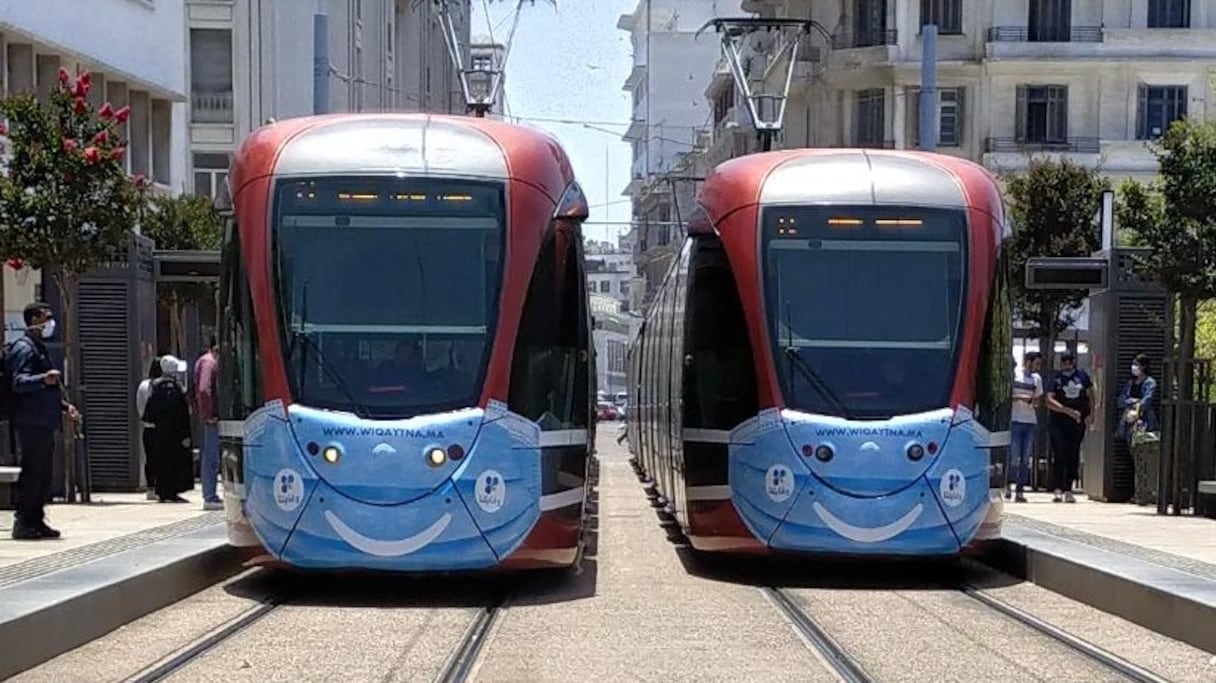 Pour sensibiliser au port du masque le tramway de Casablanca revêt un masque de protection.
