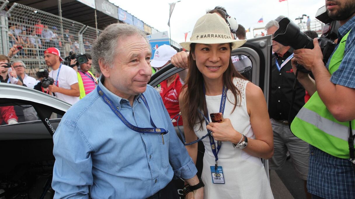 Ça se bouscule pour prendre une photo avec le couple Jean Todt-Michelle Yeoh !
