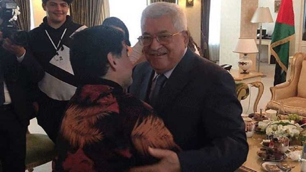 La star argentine Maradona et le président palestinien Mahmoud Abbas, dimanche 15 juillet, lors de la finale de la Coupe du monde 2018.
