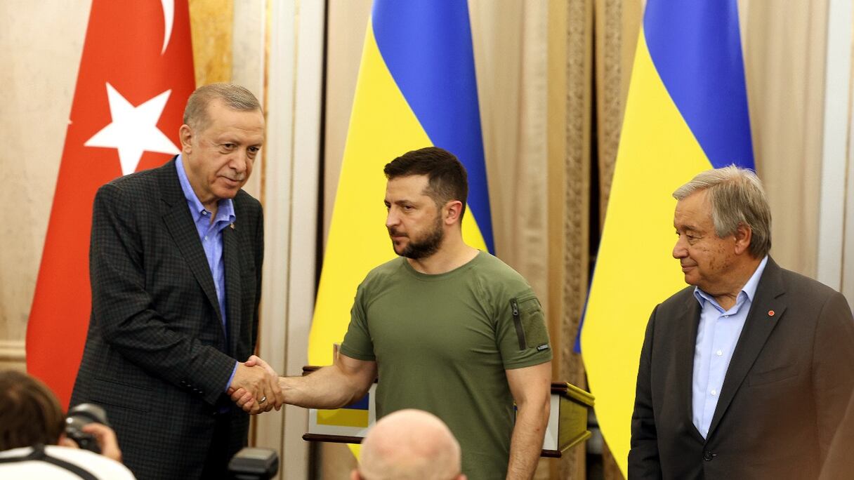 Recep Tayyip Erdogan (à gauche) et Volodymyr Zelensky se serrent la main aux côtés du secrétaire général de l'ONU Antonio Guterres, lors de leur conférence de presse à Lviv, dans l'ouest de l'Ukraine, le 18 août 2022, au cours de l'invasion russe de l'Ukraine.
