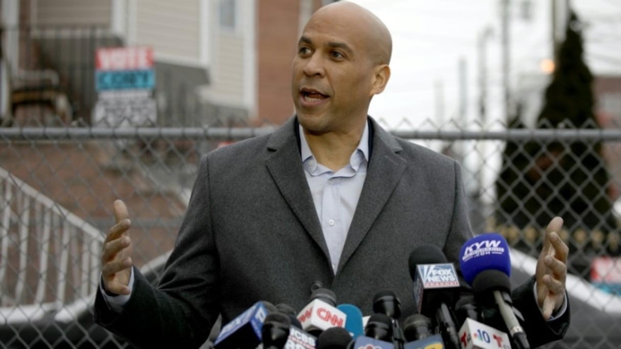 Le sénateur américain Cory Booker annonce sa candidature à la présidentielle de 2020 devant sa maison à Newark, le 1er février 2019.
