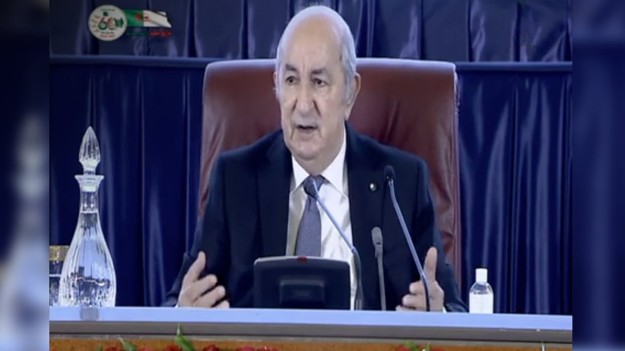 Le président algérien Abdelmadjid Tebboune prononce un discours retransmis le 24 septembre 2022 à la télévision publique algérienne. 
