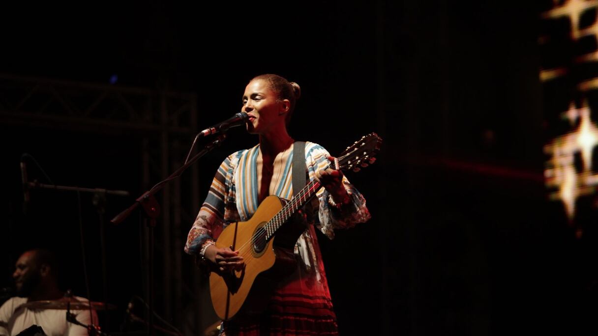 Les étoiles semblent être descendues du ciel pour venir fêter et délicatement illuminer le doux concert d'Ayo à Essaouira.